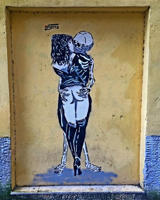inserra street art abbraccio scheletro