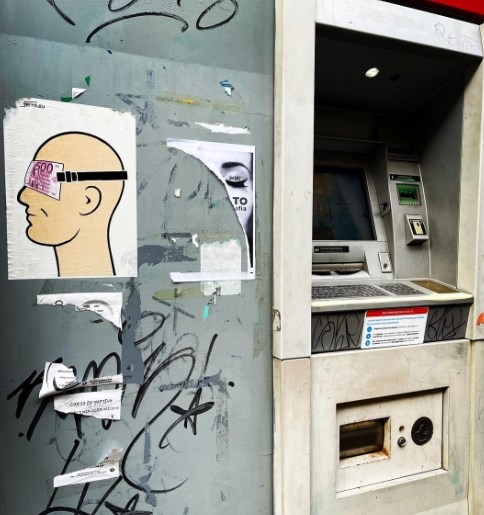 inserra street art benda banconote roma
